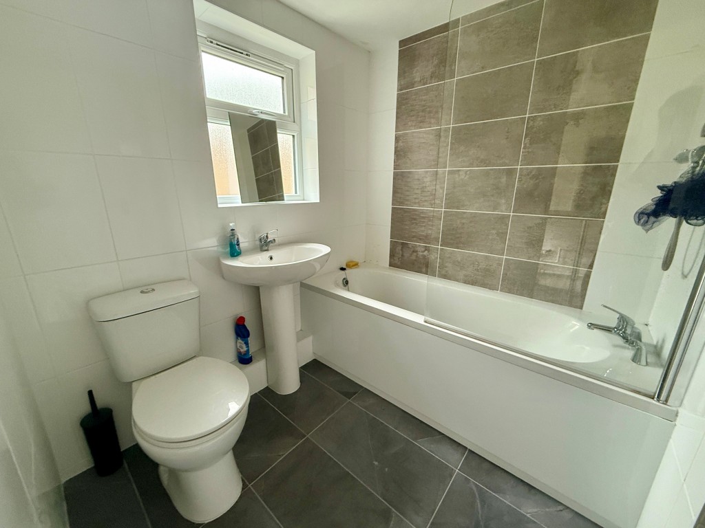 Lot: 110 - THREE-BEDROOM TERRACE HOUSE - Downstairs bathroom with W.C.